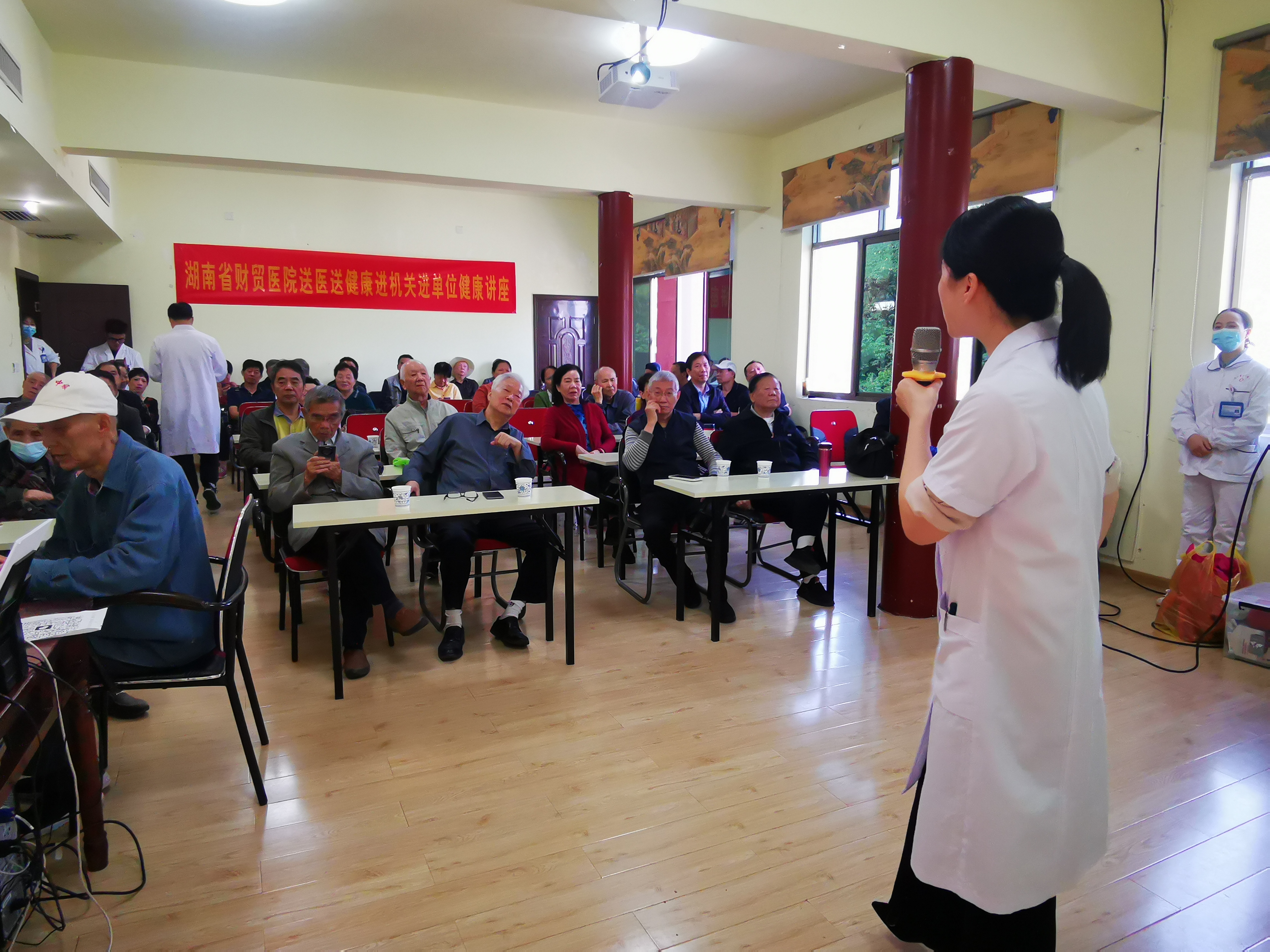 省社举行"情暖重阳"健康知识讲座